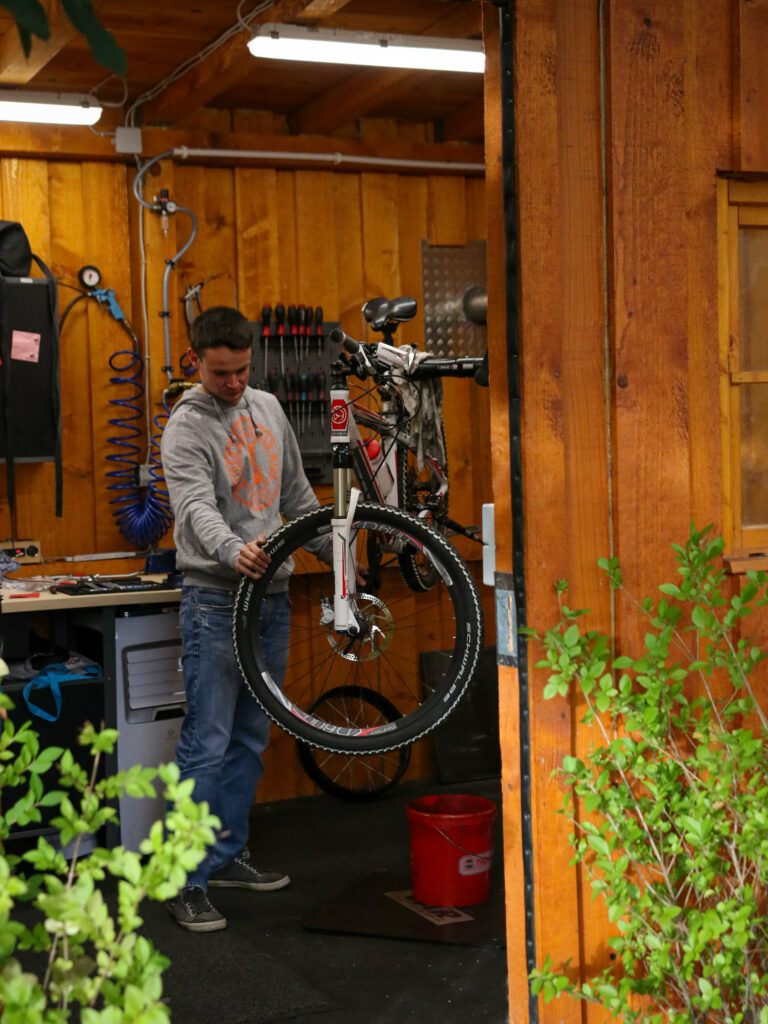 Bikeservice Vollmer bei der Arbeit. Reparaturen, Wartung, Service für E-Bikes und Fahrräder in Steinach, Kinzigtal.